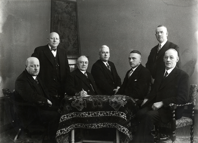 104919 Groepsportret van het bestuur van de Nederlandse Groothandel in Levensmiddelen enz. E.M.M.U. (Visschersplein 3 ...